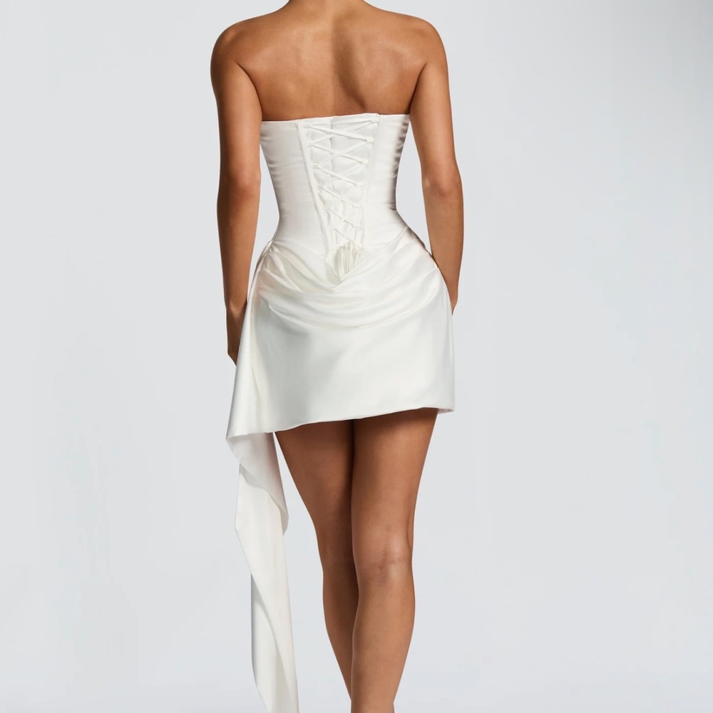 Elegant White Strapless Dress - Picture 2 of 8